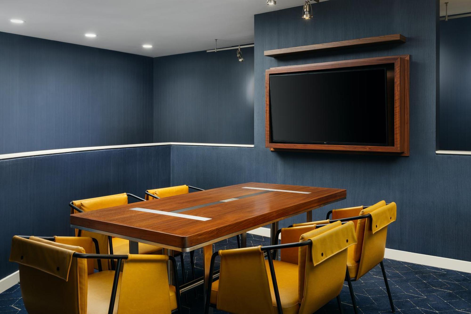 Courtyard Columbus 3*