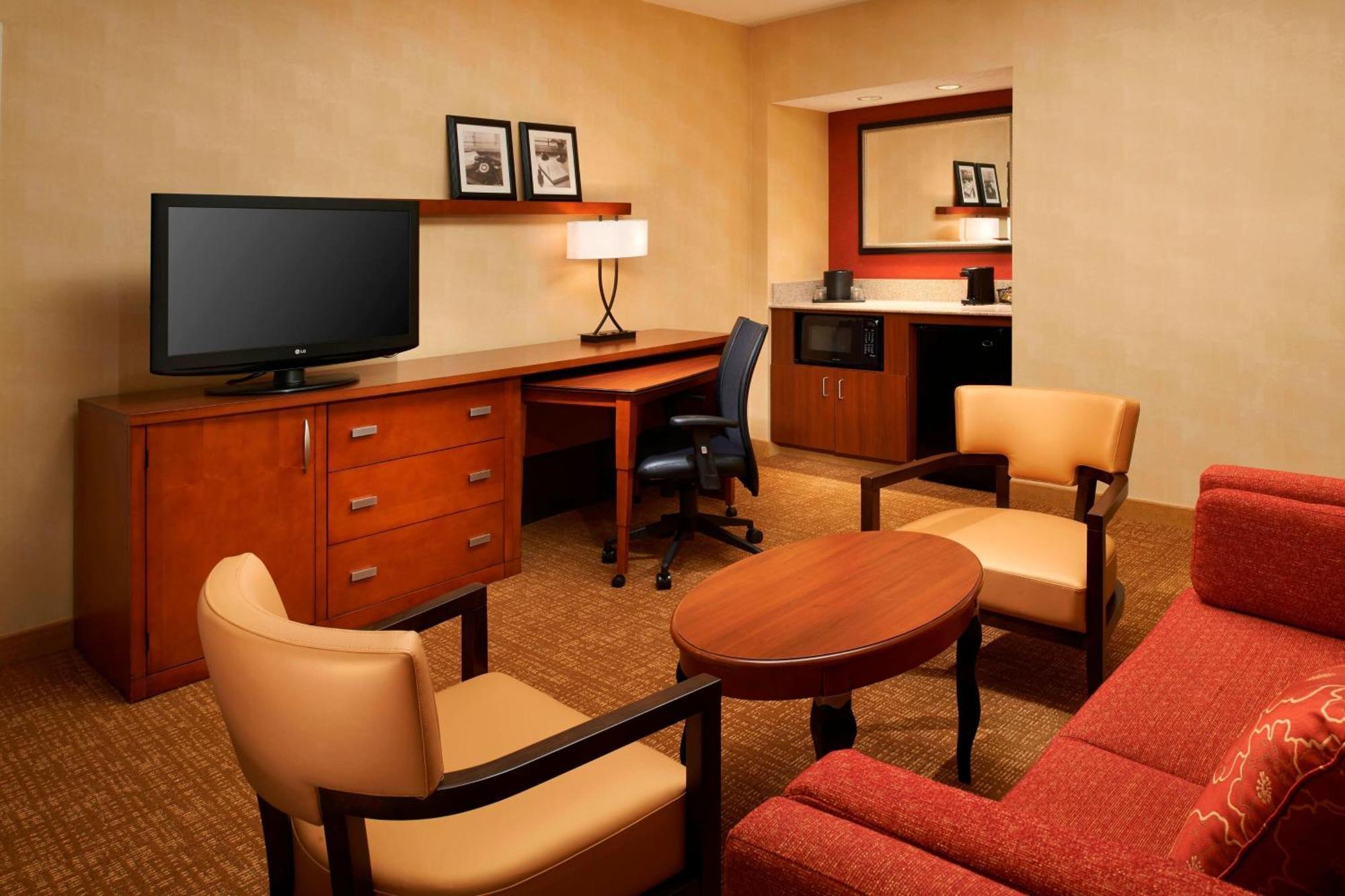 Courtyard Columbus 3*