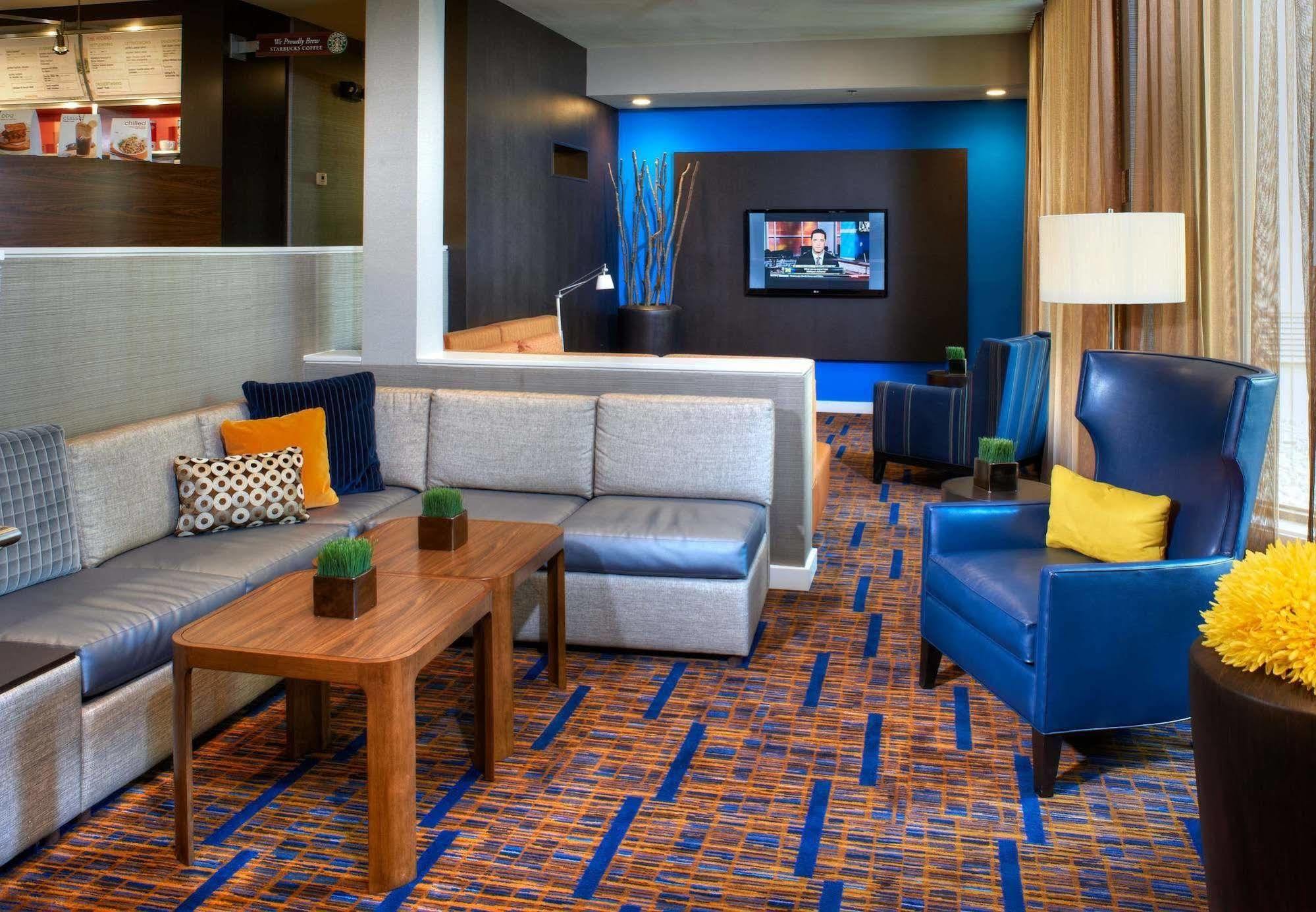 Courtyard Columbus 3*