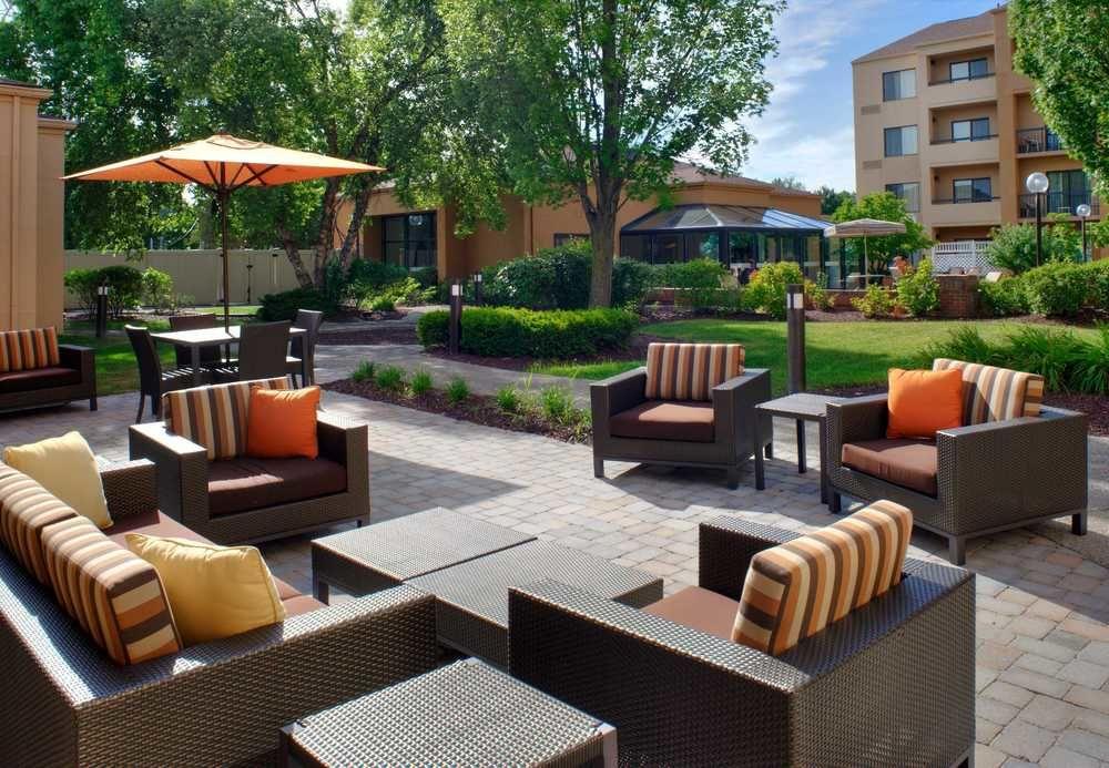 Courtyard Columbus 3*