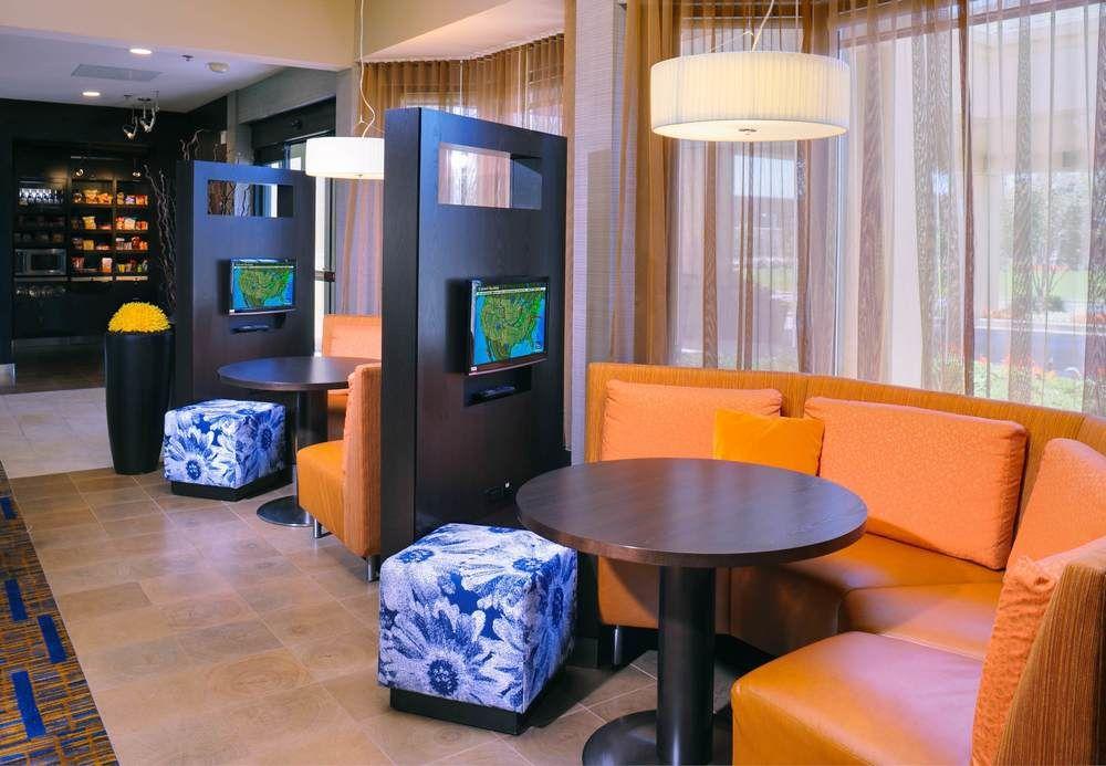 Courtyard Columbus 3*